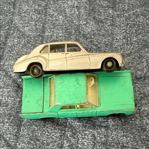 Matchbox vintage cars, Corgi toys and Matchbox vintage catalogs, Mattel tin pin - Picture 8 of 13